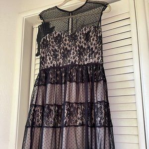Maggie London Lace Lined little black dress Size 6 preowned